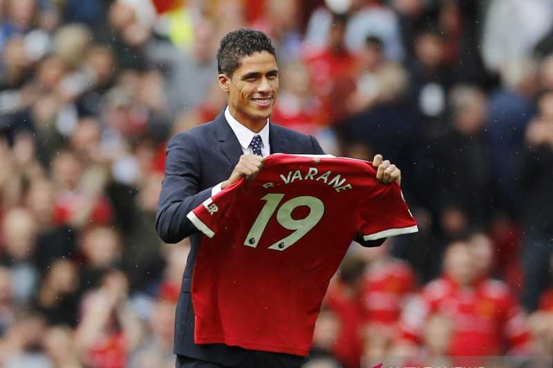 Manchester United Perkenalkan Raphael Varane di Old Trafford