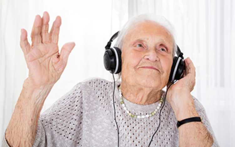 Manfaat Mendengarkan Musik bagi Penderita Alzheimer dan Demensia