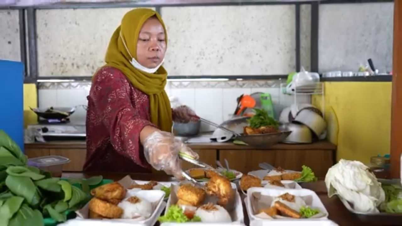 Mantan Pekerja Migran Saudi Sukses Berjualan Ayam Goreng di Sentra Kreasi ATENSI