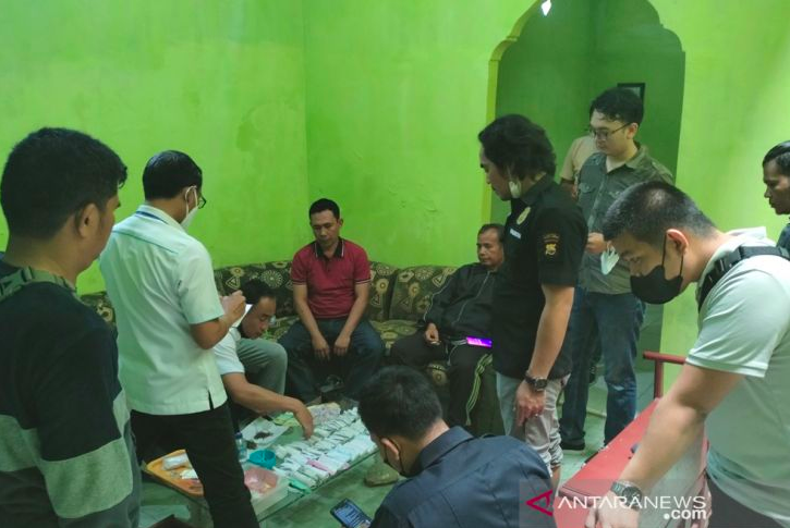 Mantan Polisi Tanam Ratusan Tanaman Ganja, Lalu Ditangkap Teman Sendiri