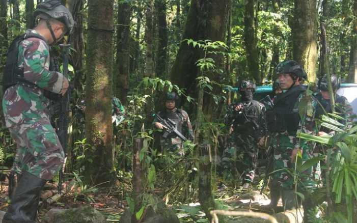 Mantap dengan Tenteng Senapan Serbu, Jenderal Bintang Tiga Ini Terjun Langsung ke Daerah Operasi di Papua