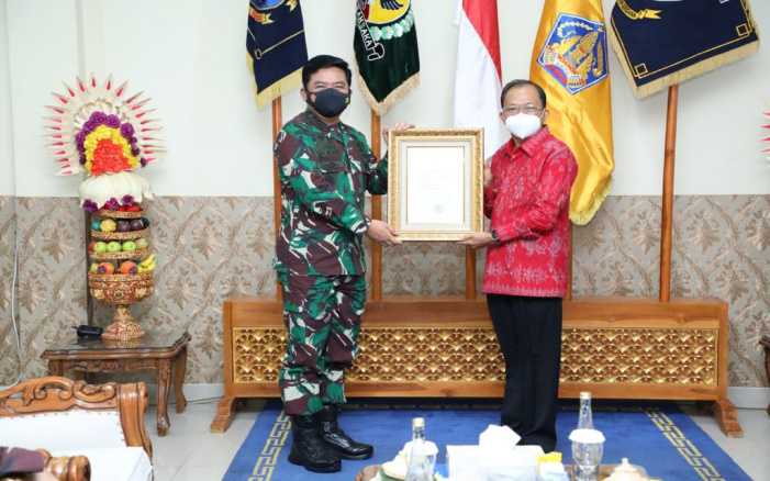 Mantap, Gubernur Bali Diberikan Penghargaan Oleh Panglima TNI