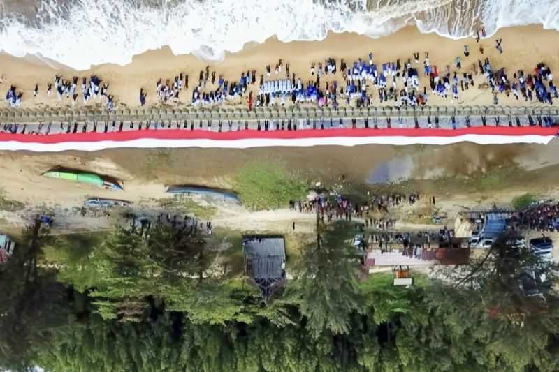 Mantap, Nelayan Bentangkan 78 Meter Bendera Merah Putih di Ujung Pandaran