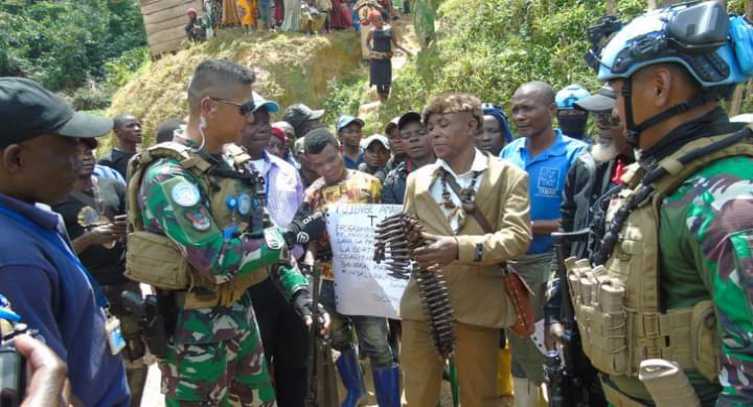 Mantap, Oleh Prajurit TNI, Ketua Milisi Kongo dan Puluhan Anak Buahnya Bersedia Turun dan Serahkan Senjata