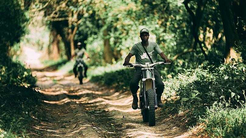 Mantap! Penjaga Hutan di Afrika Selatan Beroperasi ke Pedalaman menggunakan Sepeda Motor Bertenaga Surya
