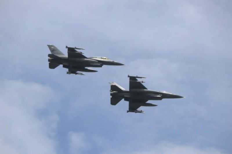 Mantap! Tujuh Pesawat Tempur F-16 TNI AU Latihan Terbang Formasi di Langit Pekanbaru