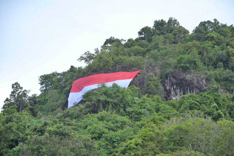 Mapala USK Kibarkan Bendera Raksasa di Tebing pada HUT RI