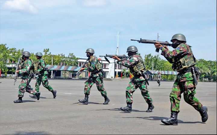 Marinir Latihan Operasi Darat