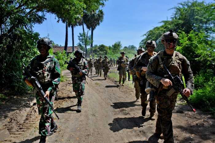 Marinir TNI AL dan US Navy Rebut  Kekuasaan Musuh