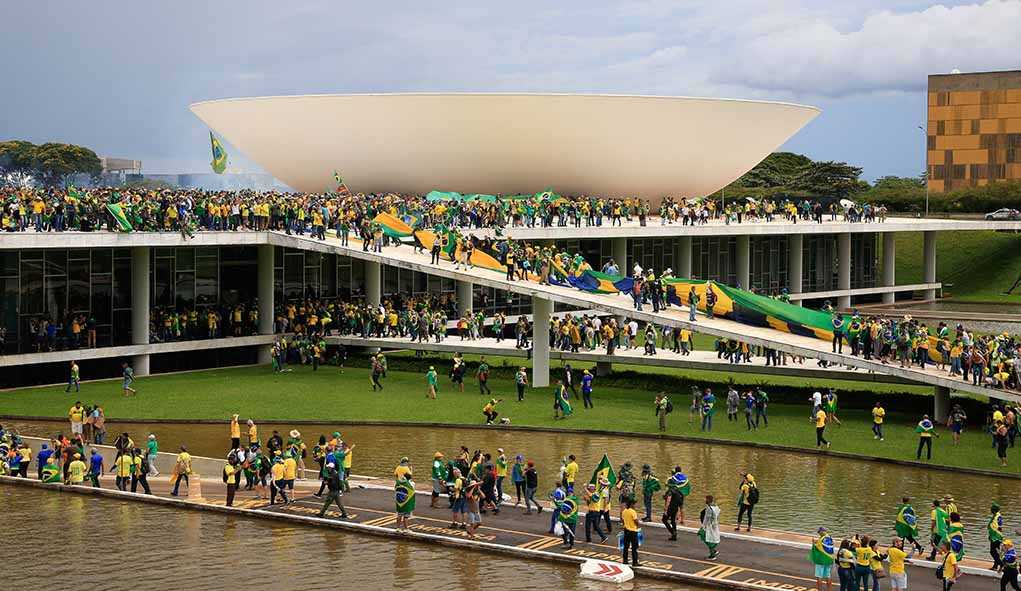 Massa Rusak Gedung Pemerintah