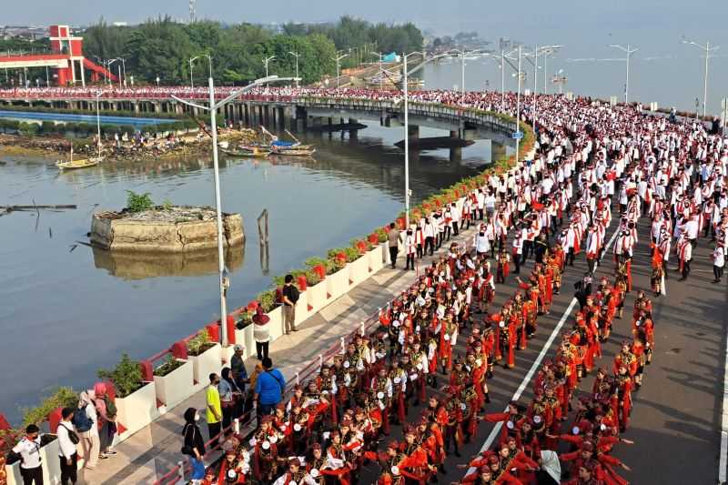 Masuk Rekor MURI, Ribuan Warga Surabaya Menari Remo di Atas Jembatan