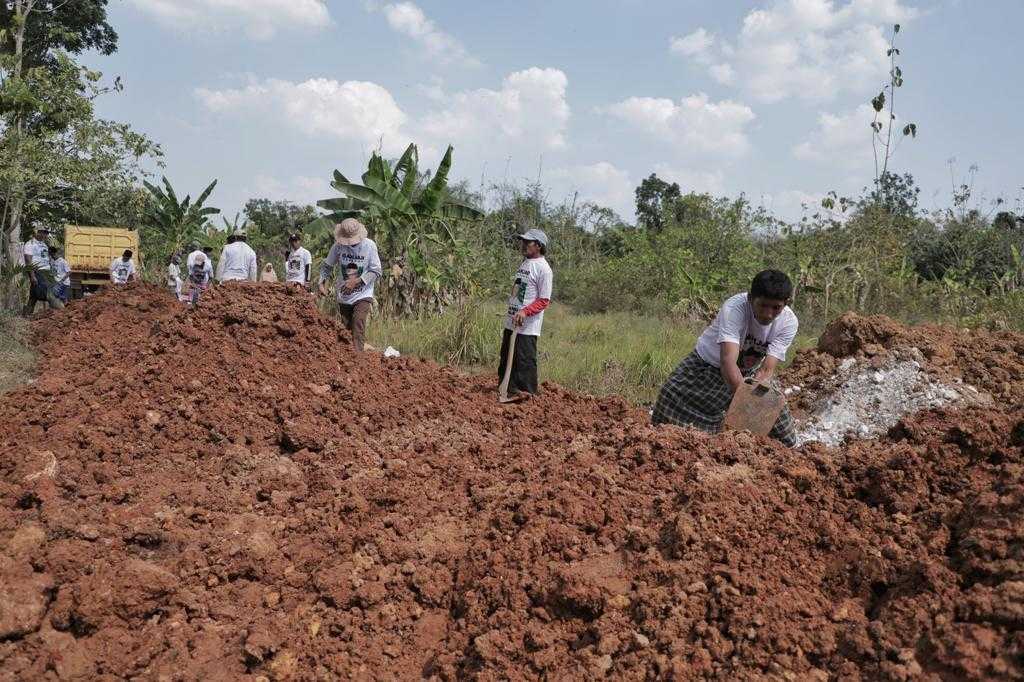 Masyarakat Bahagia dan Bersyukur Kiai Muda Ganjar Perbaiki Jalan Penghubung Desa