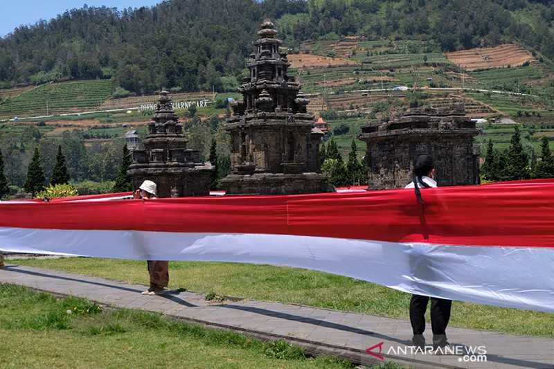 Masyarakat Bentangkan Merah Putih 1.000 Meter