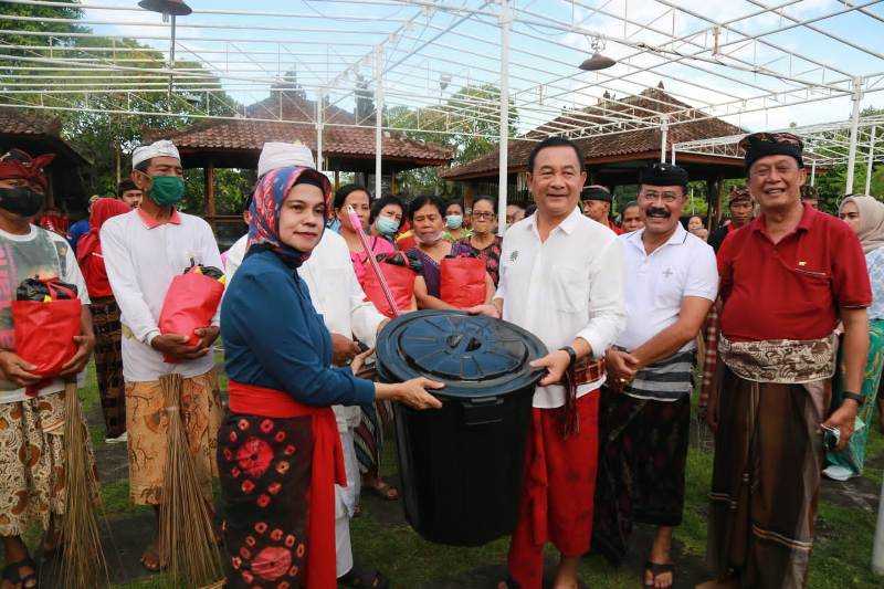 Masyarakat Gotong Royong Bersihkan Pura Jelang HKSN 2022