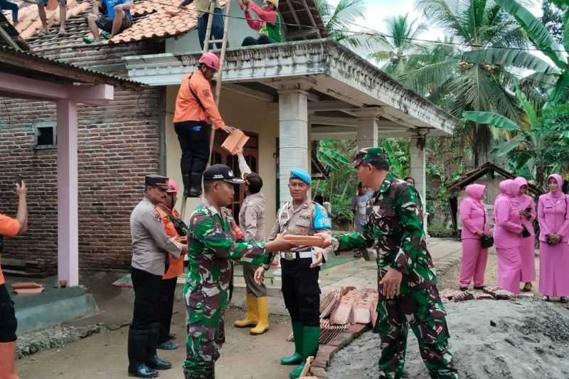 Masyarakat Panik saat Angin Puting Beliung Terjang Rumah Warga di Trenggalek