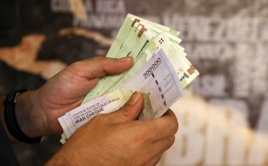 Mata Uang Iran Terjun Bebas, 447.000 Rial per Dolar AS