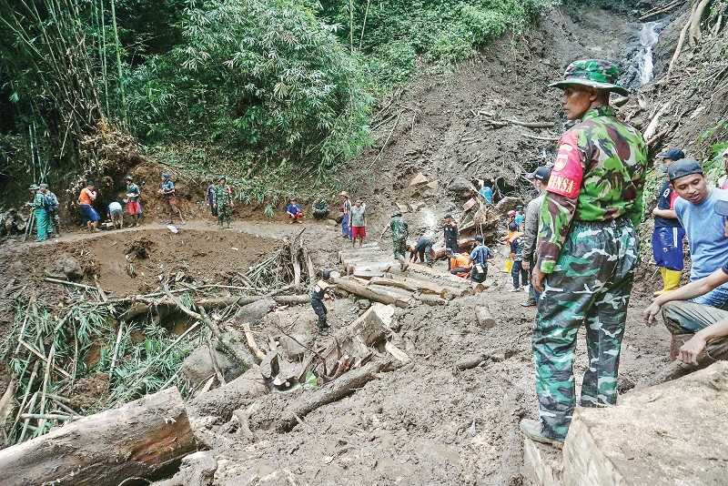 MATERIAL LONGSOR TUTUP AKSES JALAN