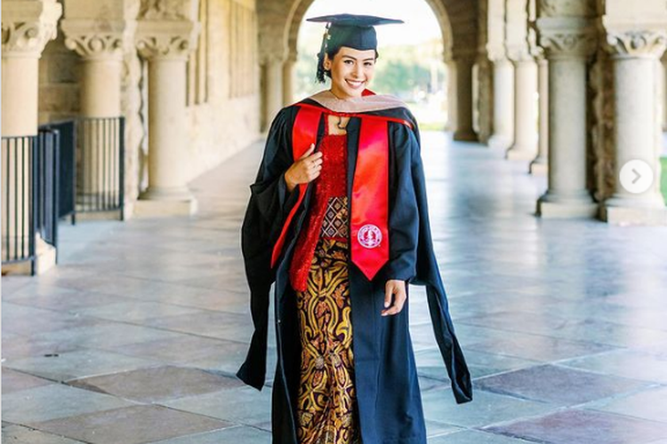 Maudy Ayunda Pakai Kebaya Umumkan Kelulusannya di Stanford University