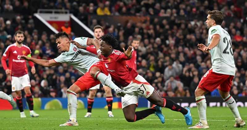 Mees Hilgers Main Penuh, FC Twente Tahan Imbang MU di Old Trafford