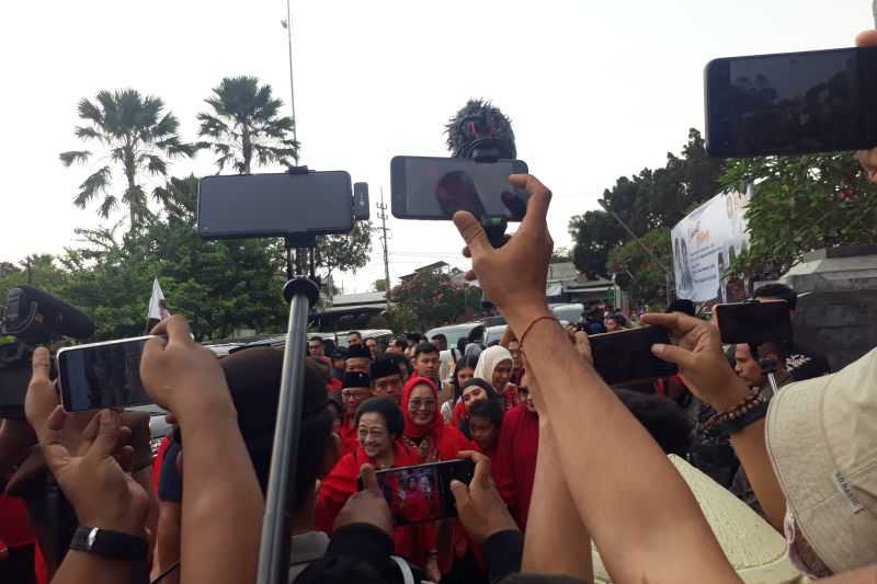 Megawati Ajak Ganjar dan Mahfud Ziarahi Makam Bung Karno