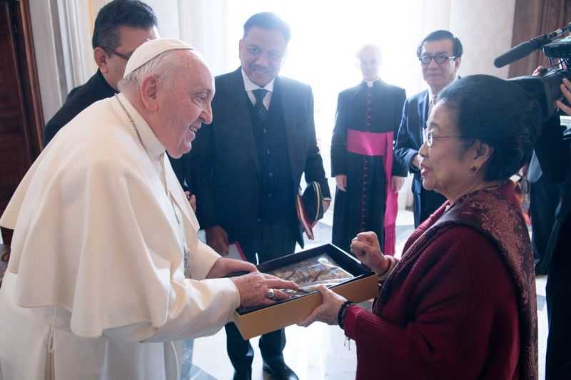 Megawati Beri Bingkisan Kain Batik ke Paus Fransiskus