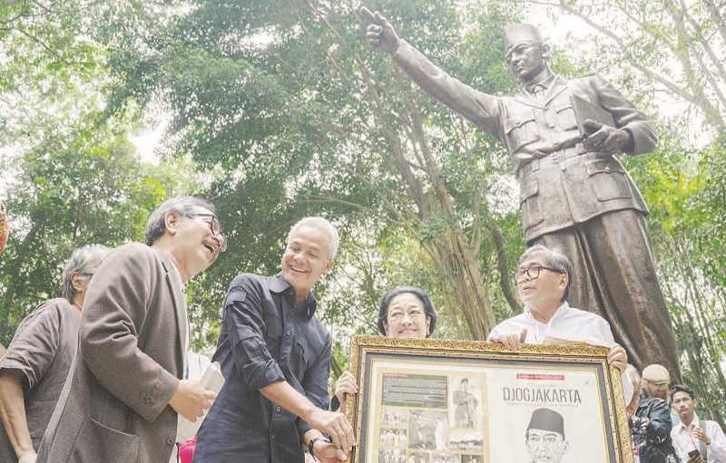 MEGAWATI DIDAMPINGI GANJAR PRANOWO RESMIKAN PATUNG BUNG KARNO DI OMAH PETROEK