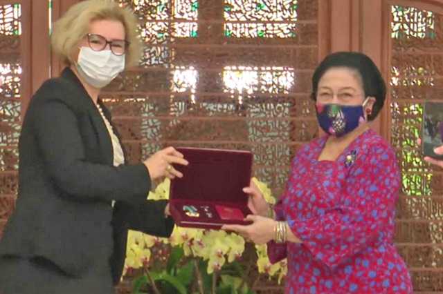 Megawati Menitikkan Air Mata Saat Terima Bintang Jasa Russia