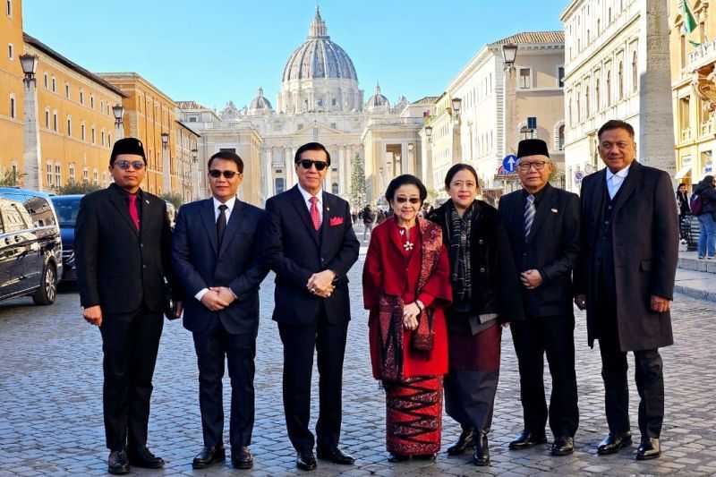 Megawati Soekarnoputri Dapat Dua Buku Monumental dari Paus Fransiskus