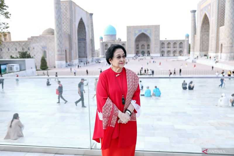 Megawati Soekarnoputri dengan Serius Menyimak Penjelasan Sejarah Registan Square di Uzbekistan