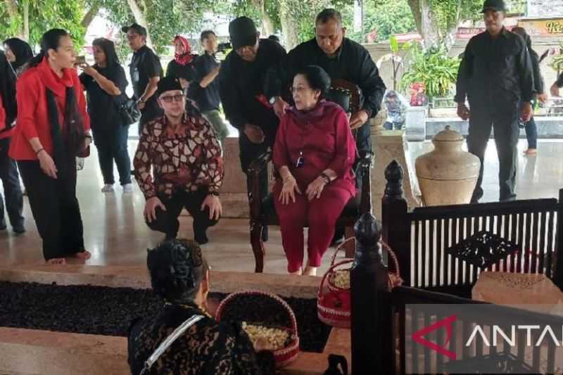 Megawati Soekarnoputri Peringati Wafatnya Sang Ayah di Makam Blitar
