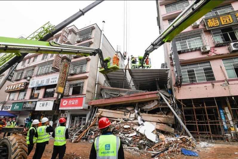 Melegakan, 8 Orang Berhasil Diselamatkan dari Timbunan Puing Bangunan Ambruk di Tiongkok