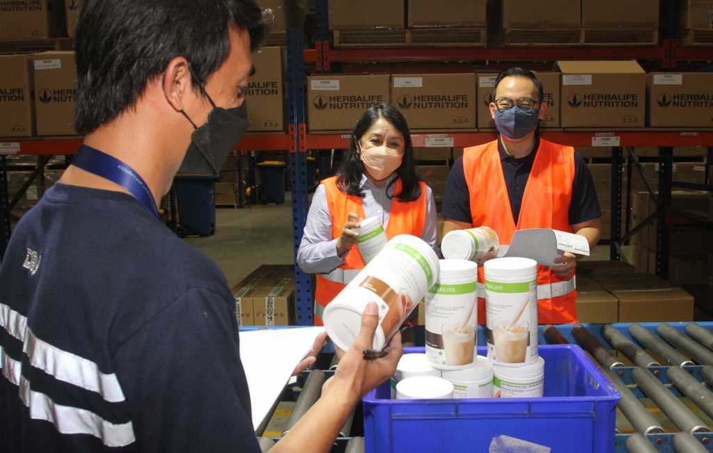 Melihat gudang penyimpanan herbalife di Bekasi