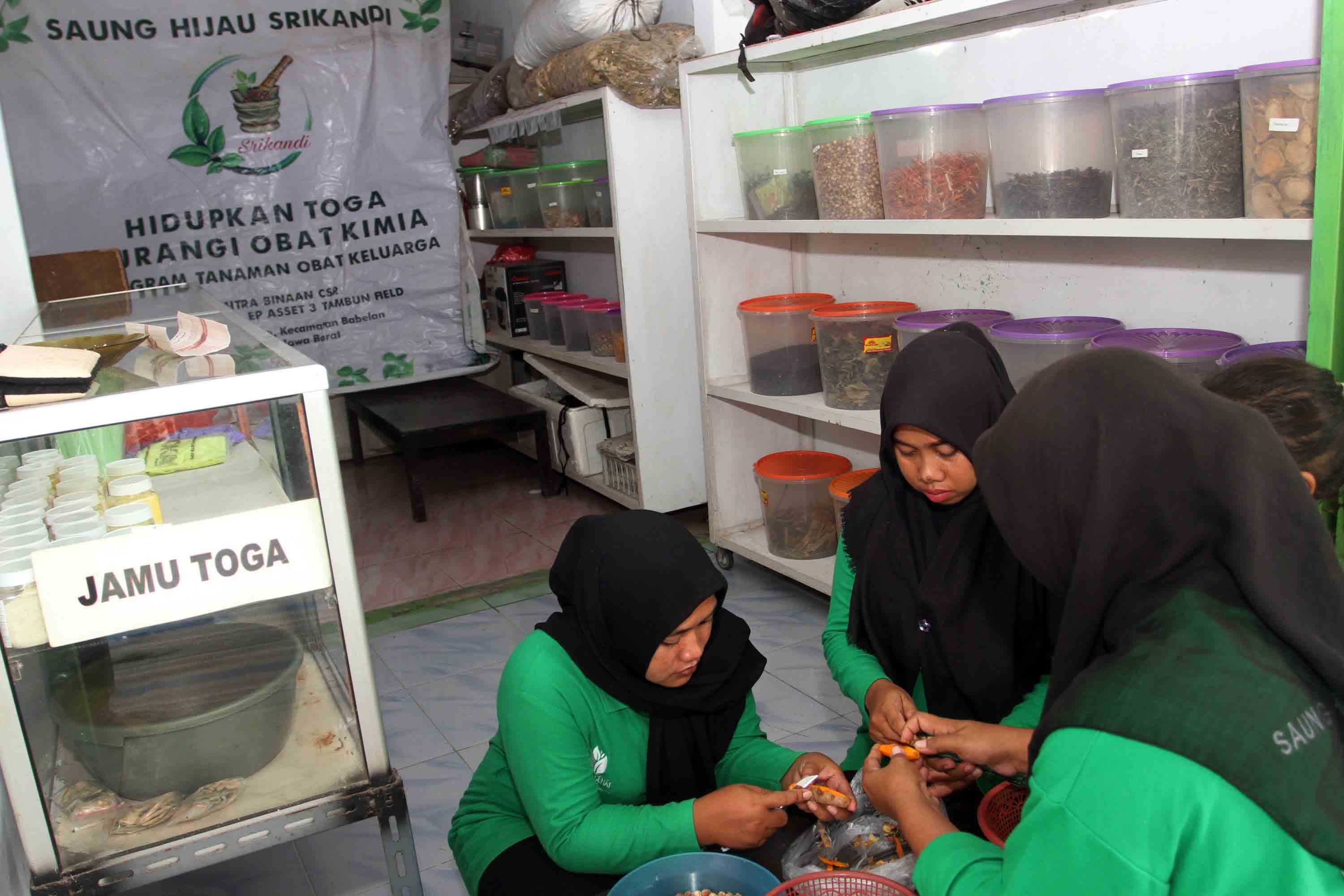 Melihat Kegiatan Komunitas Saung Hijau Srikandi meracik minuman Herbal yang sangat diminati saat Pandemi 4