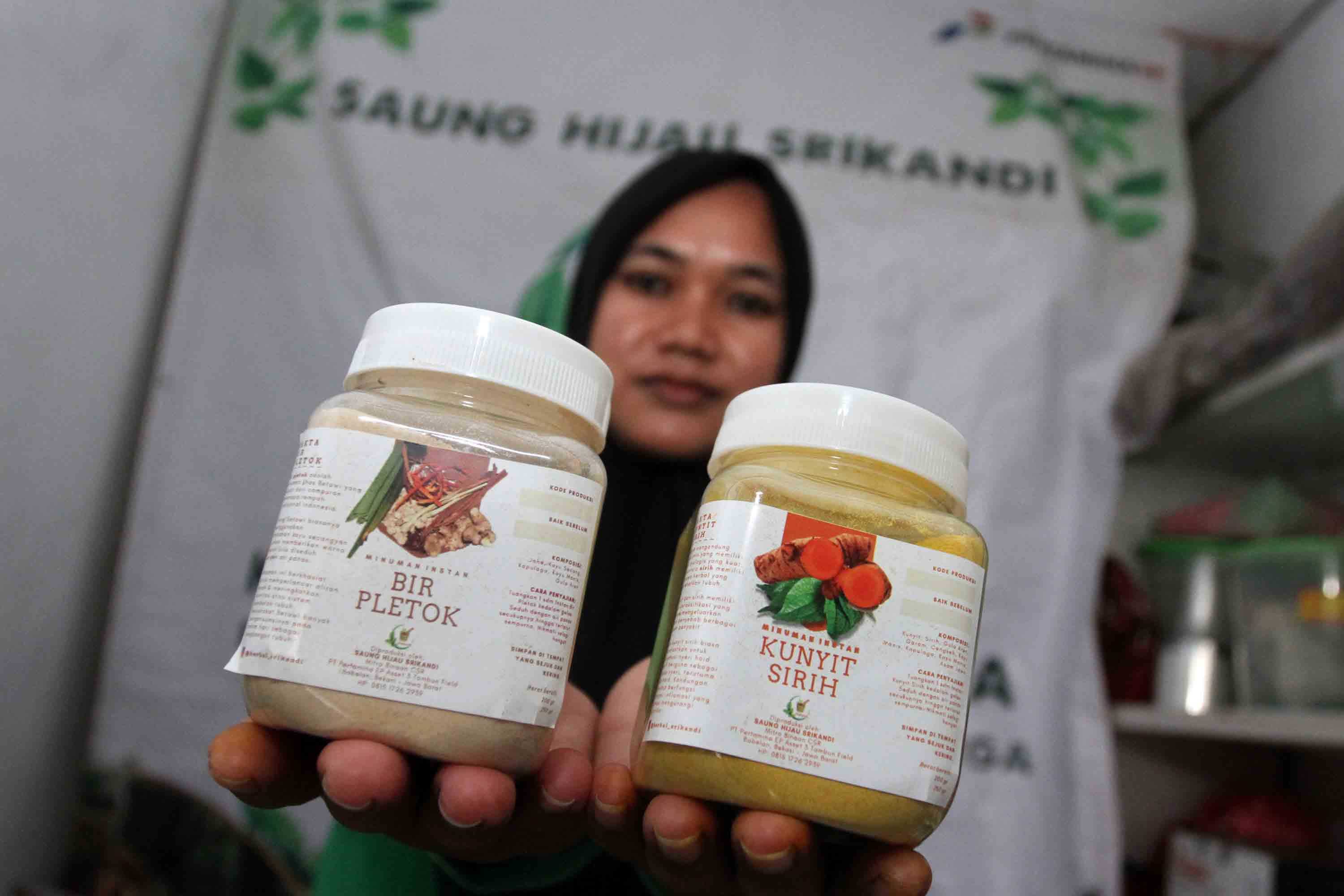 Melihat Kegiatan Komunitas Saung Hijau Srikandi meracik minuman Herbal yang sangat diminati saat Pandemi 7