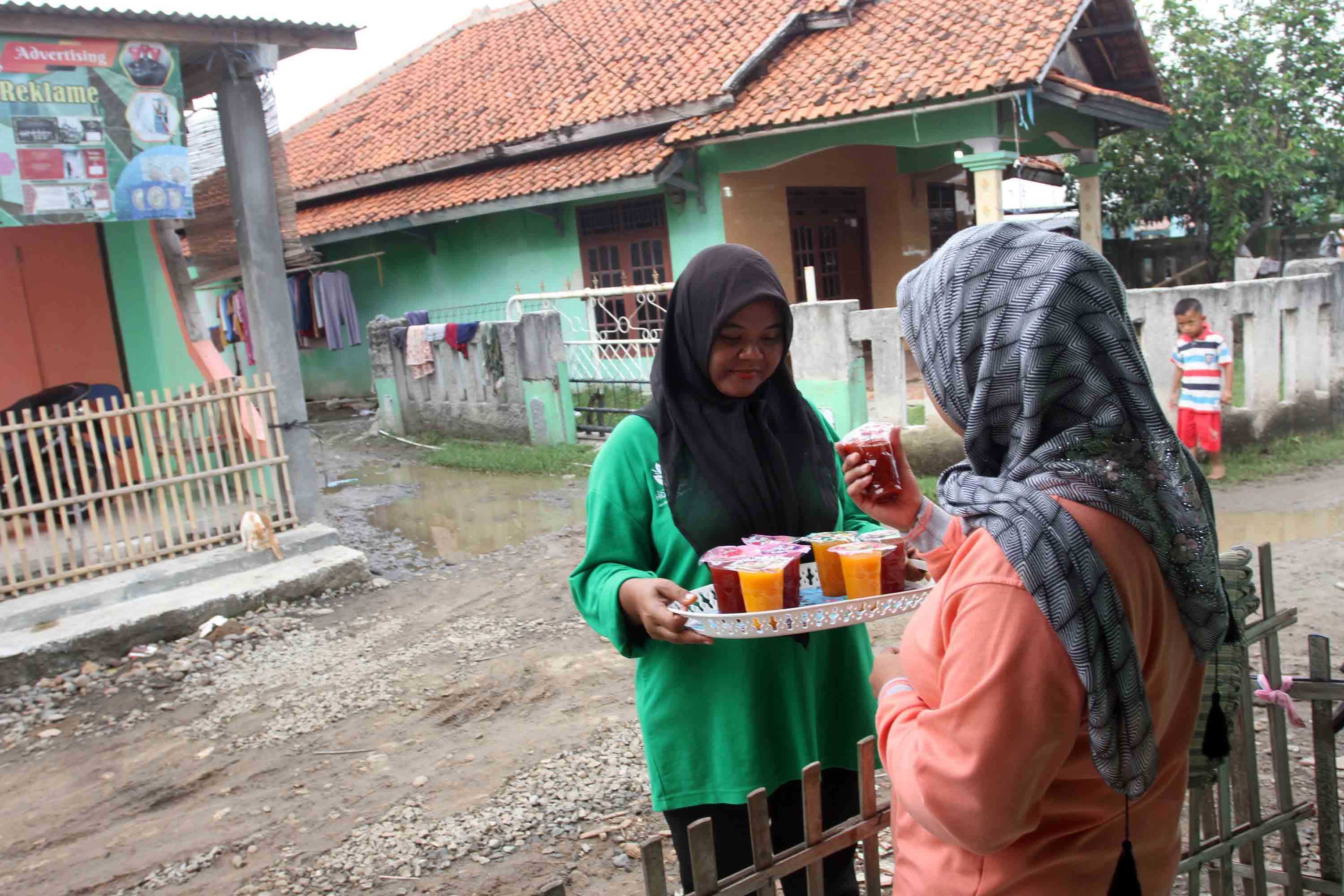 Melihat Kegiatan Komunitas Saung Hijau Srikandi meracik minuman Herbal yang sangat diminati saat Pandemi 8
