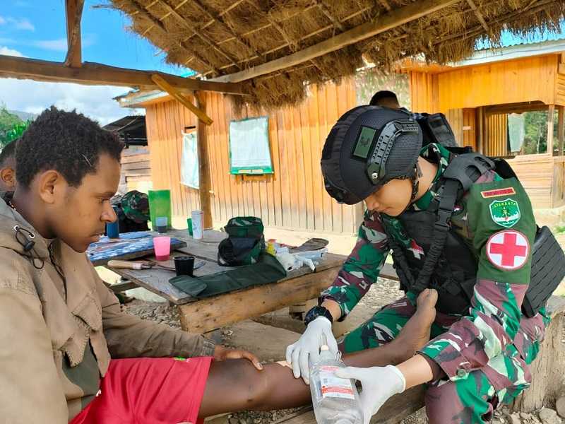Membanggakan, Anggota Satgas Yonif Mekanis 203/AK Keliling Kampung Berikan Layanan Kesehatan ke Warga Papua