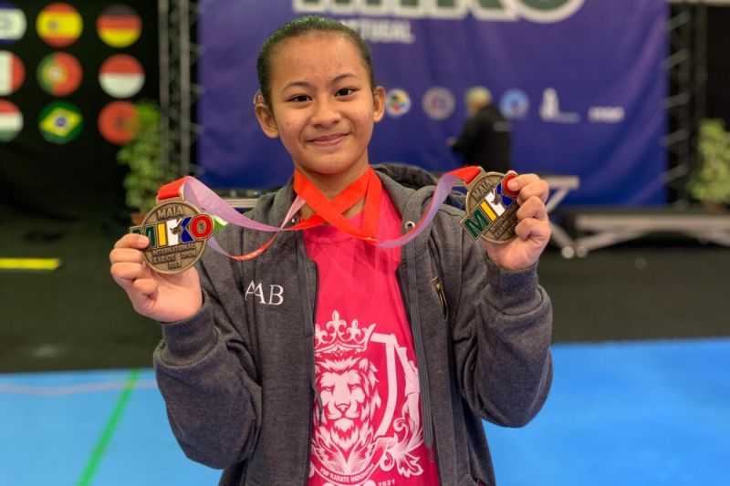 Membanggakan, Siswi SD Banyuwangi Raih Dua Medali Emas Kejuaraan Karate Dunia