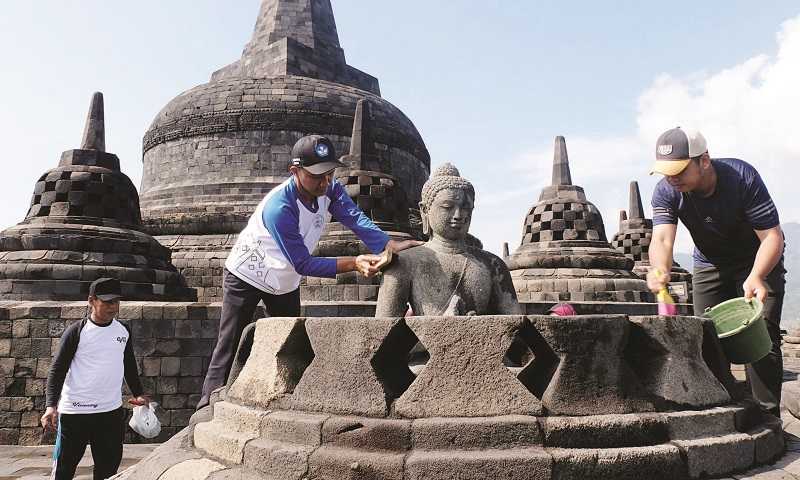 MEMBERSIHKAN CANDI BOROBUDUR