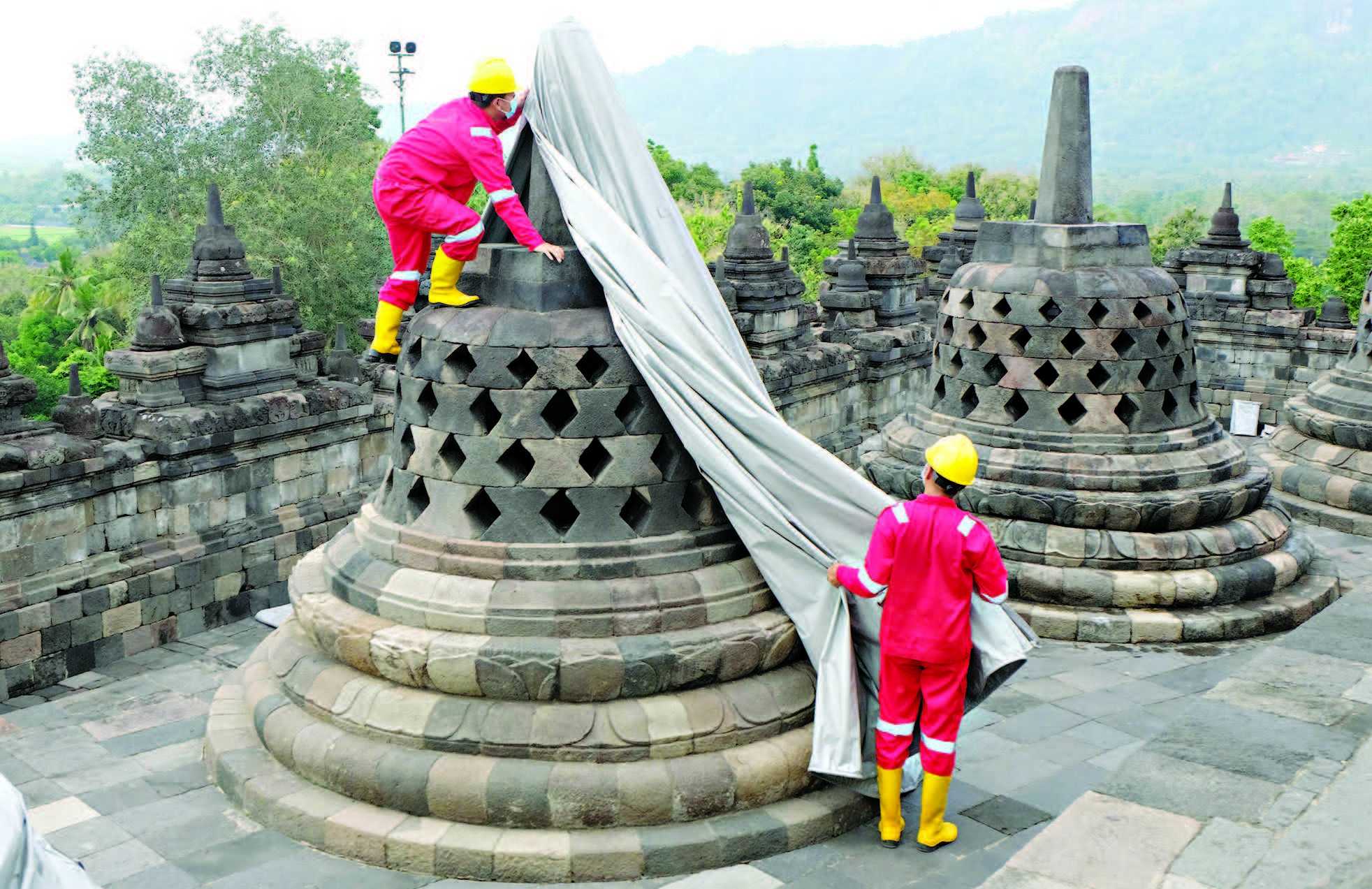 MEMBUKA TERPAULIN CANDI BOROBUDUR