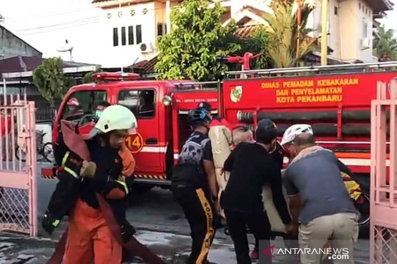 Menegangkan, Aksi Heroik Brimobda Riau Evakuasi Lansia Stroke dari Rumah Terbakar