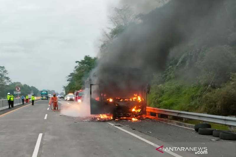 Menegangkan. Bus Pariwisata Terbakar di Jalan Tol Pandaan-Malang. Seluruh Penumpang Panik dan Menangis