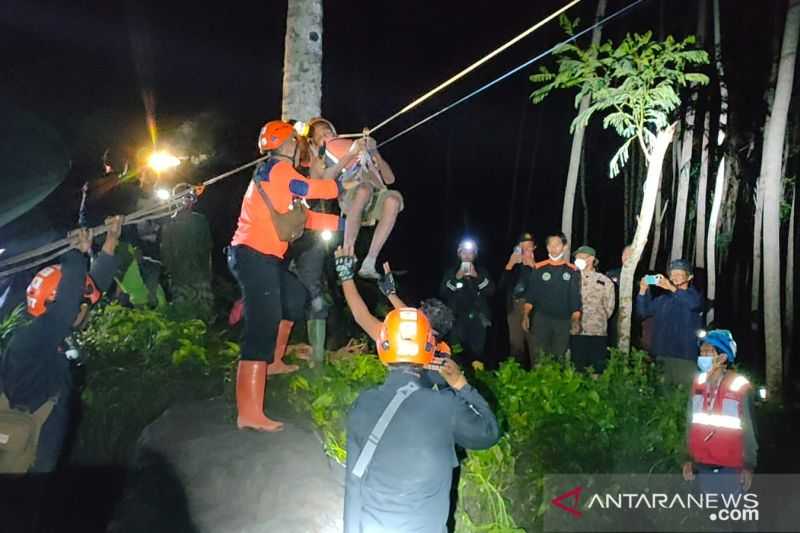 Menegangkan Proses Evakuasi Dua Kakek Terjebak Banjir Lahar Dingin Semeru