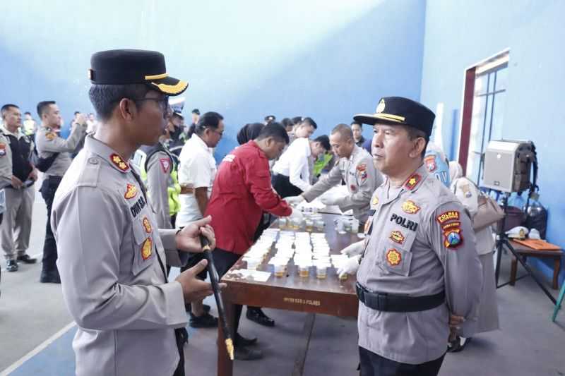 Mengagetkan Ada Apa Tiba-tiba Kapolres Situbondo Mendadak Tes Urine Ratusan Anggotanya