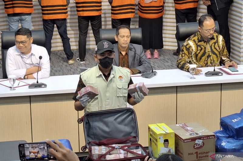 Mengagetkan Banyak Sekali, KPK Sita Uang Rp12 Miliar dalam OTT di Kalsel