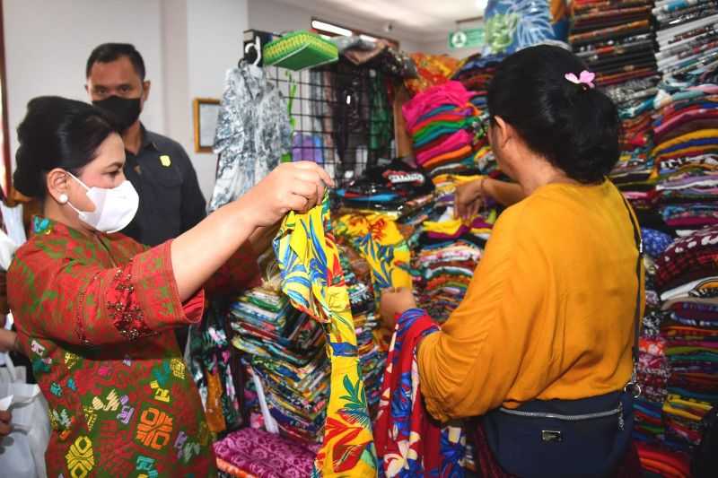 Mengagetkan, Ibu Negara Iriana Joko Widodo Borong Produk Lokal di Pasar Sukawati
