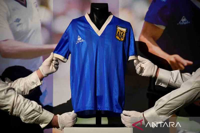 Mengagetkan Kaus Legendaris 'Tangan Tuhan' Maradona Laku Terjual Sangat Mahal, dengan Cetak Rekor Lelang Terbaru