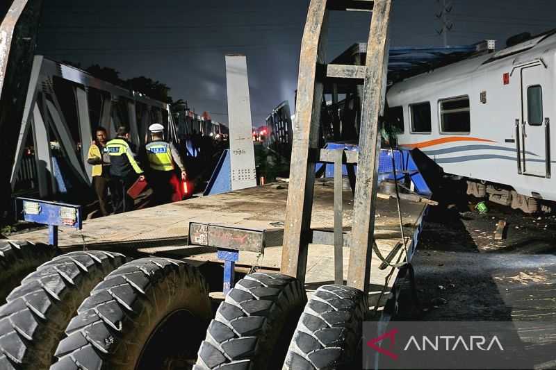 Mengagetkan Kecelakaan Ini, KA Brantas Tabrak Truk di Perlintasan Madukoro Semarang