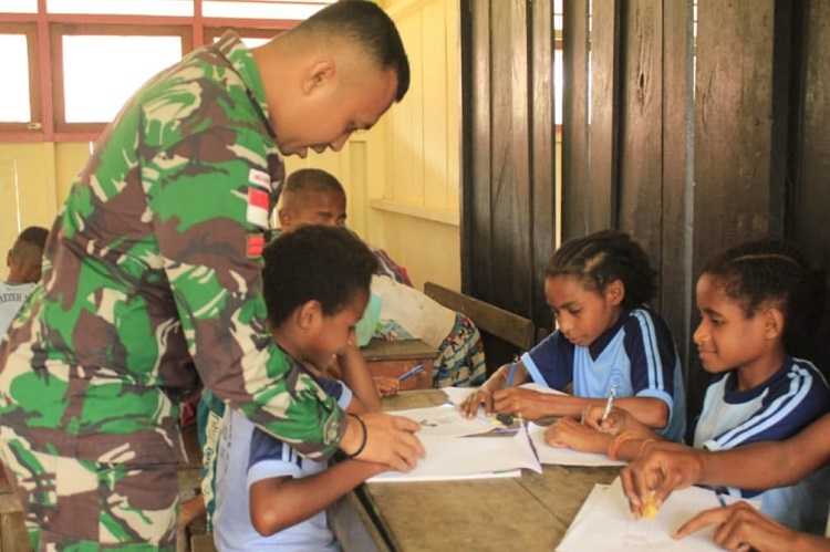 Mengagetkan Tiba-tiba Anggota Tentara Masuk Sekolah di Wilayah Perbatasan Papua, Ternyata Ini yang Dilakukan