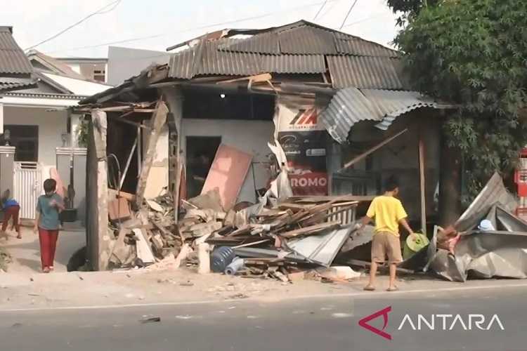 Mengagetkan, Truk Kontainer Tabrak Rumah Warga di Cakung