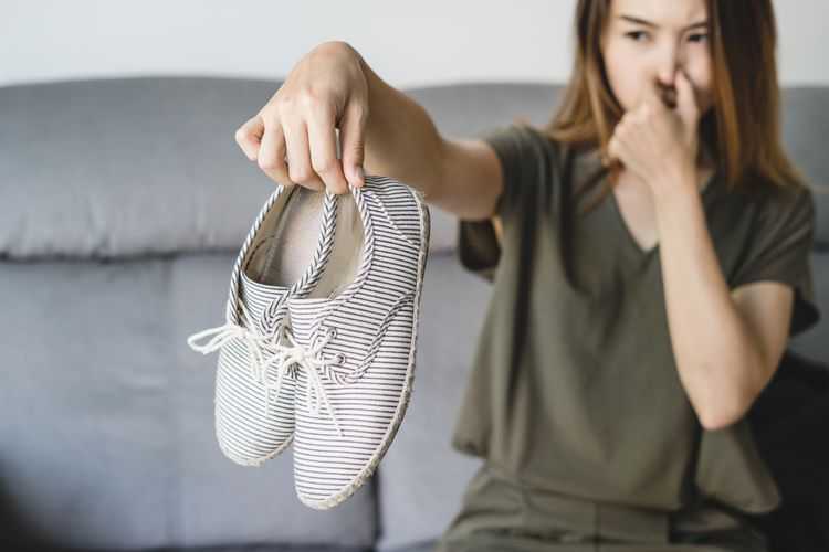 Mengagumkan, Ini 6 Cara Simpel Hilangkan Bau Kaki di Sepatu
